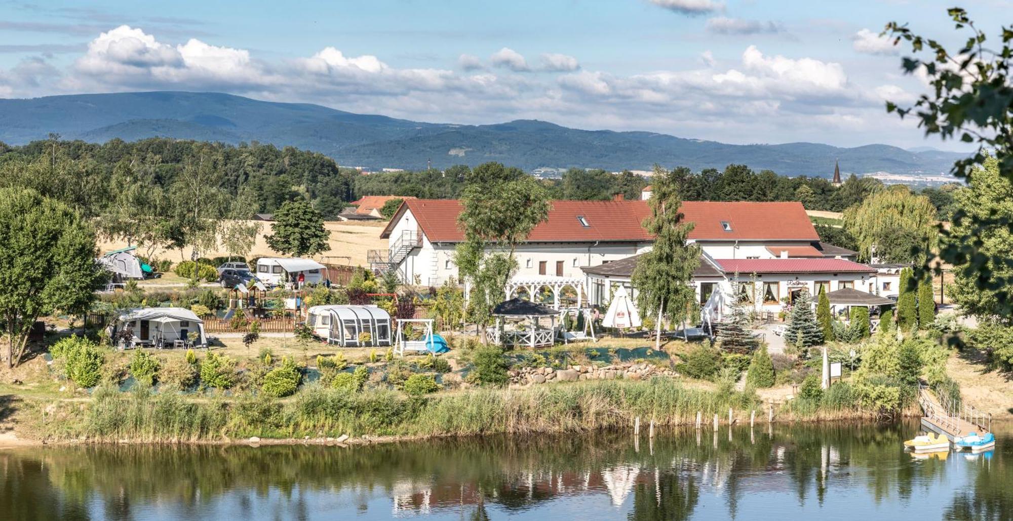Forteca, Pokoje Goscinne Nad Stawem Dzierzoniow Luaran gambar